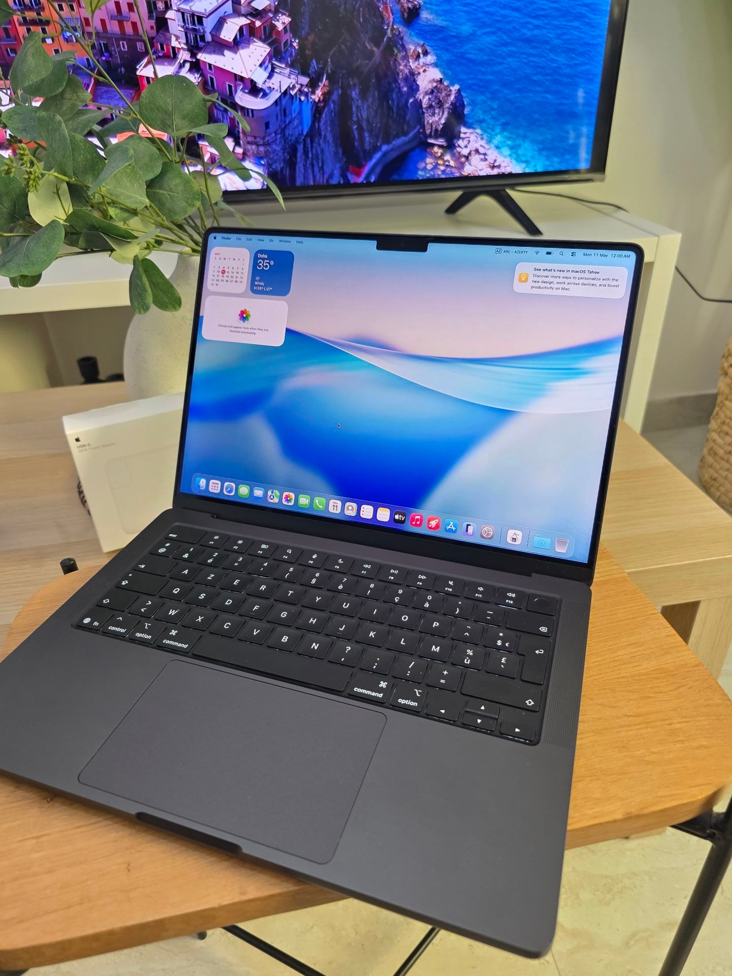14" Macbook Pro M5 24/1TB Black  - Image 5