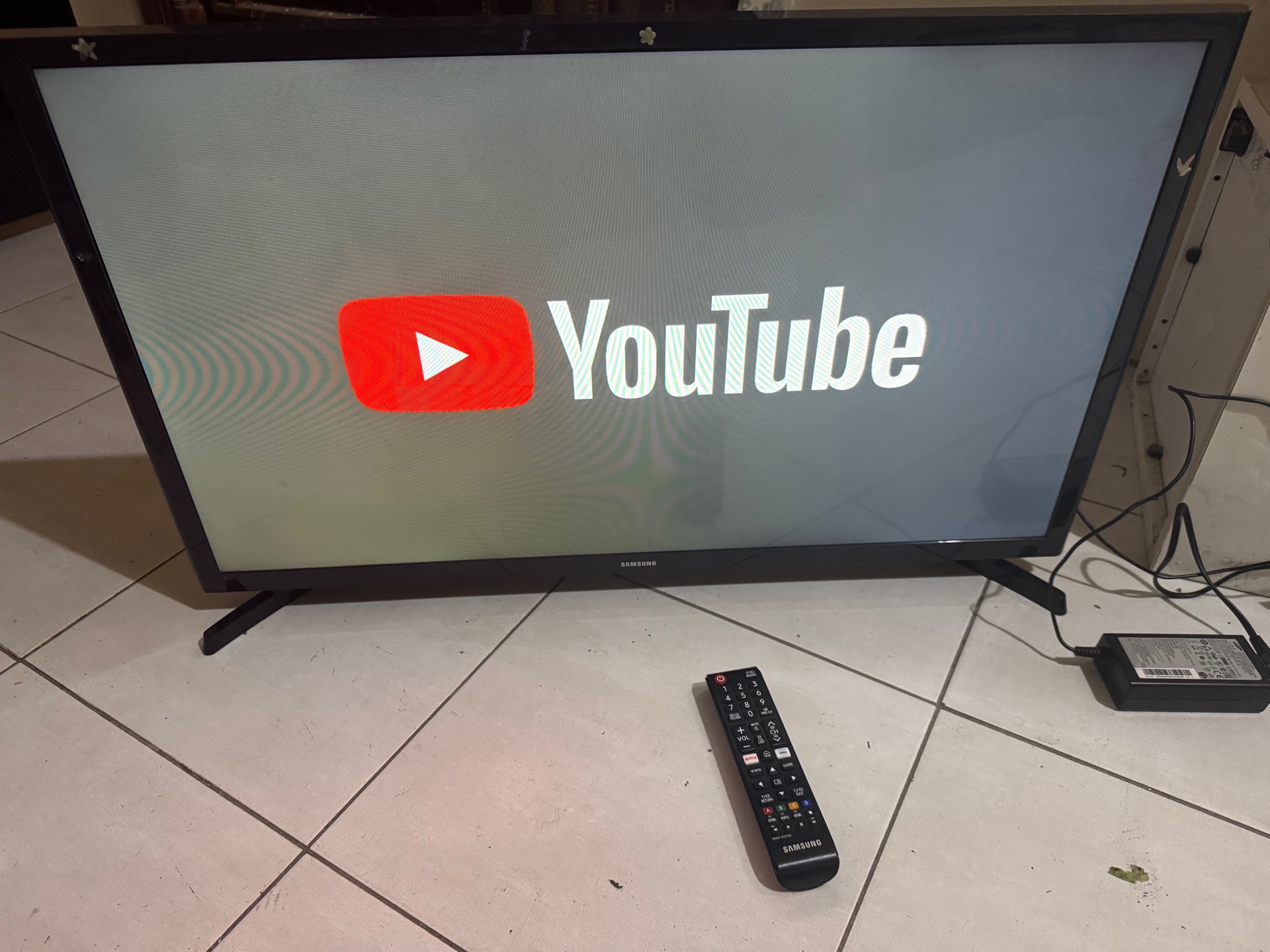 Samsung tv 32 smart excellent condition  - Image 8