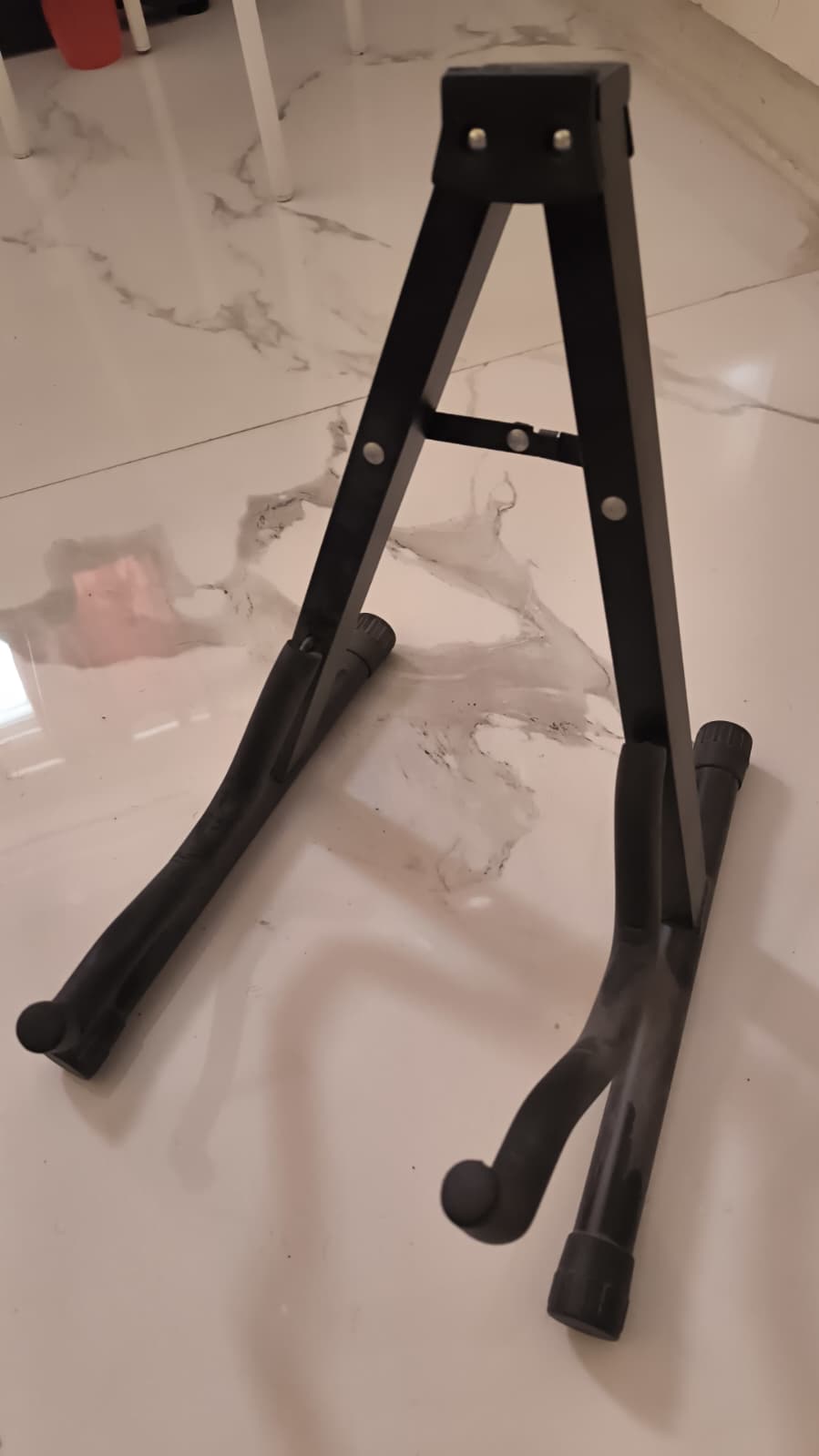 Guitar in excellent condition with cover and stand - Image 5