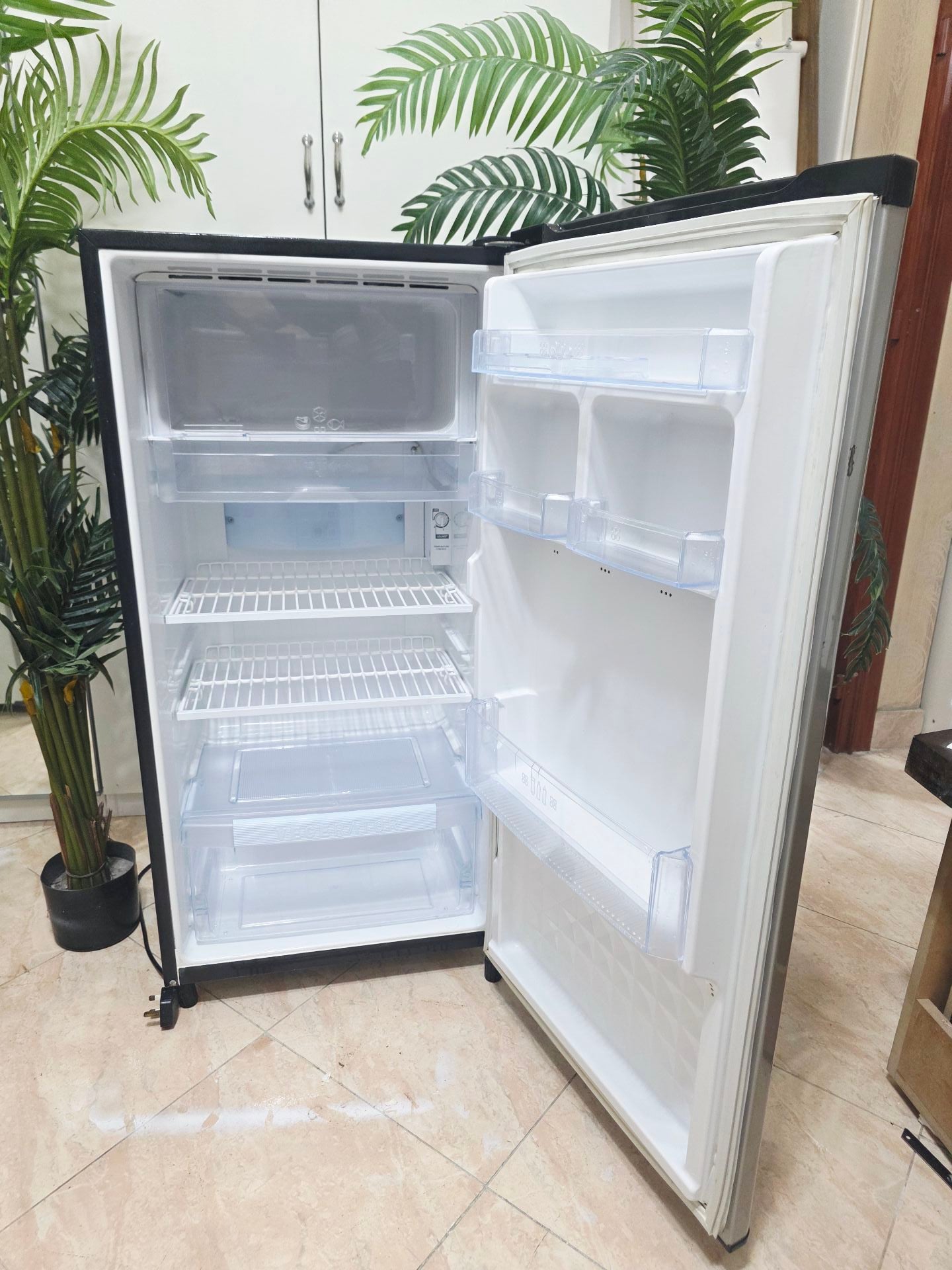 Like new Panasonic 1 door big fridge  - Image 5