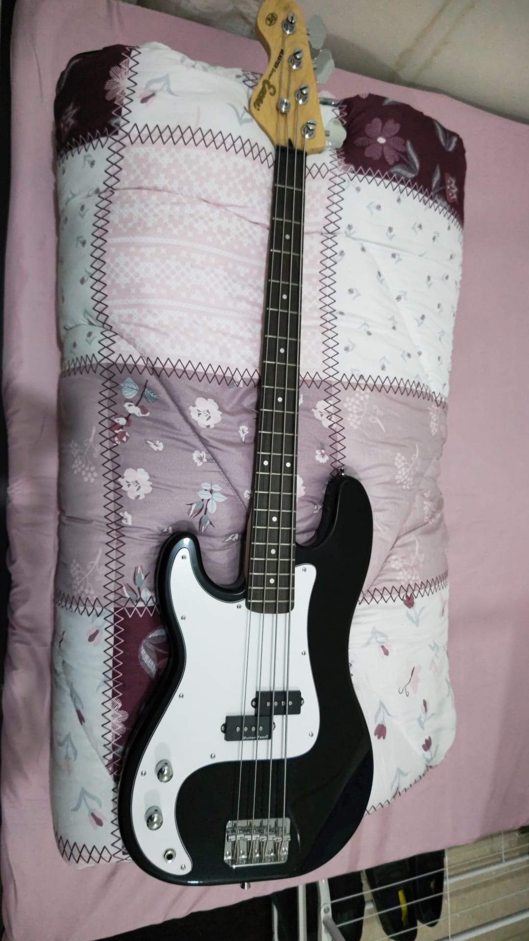 Left handed bass guitar brand new never been used with bag - Image 6