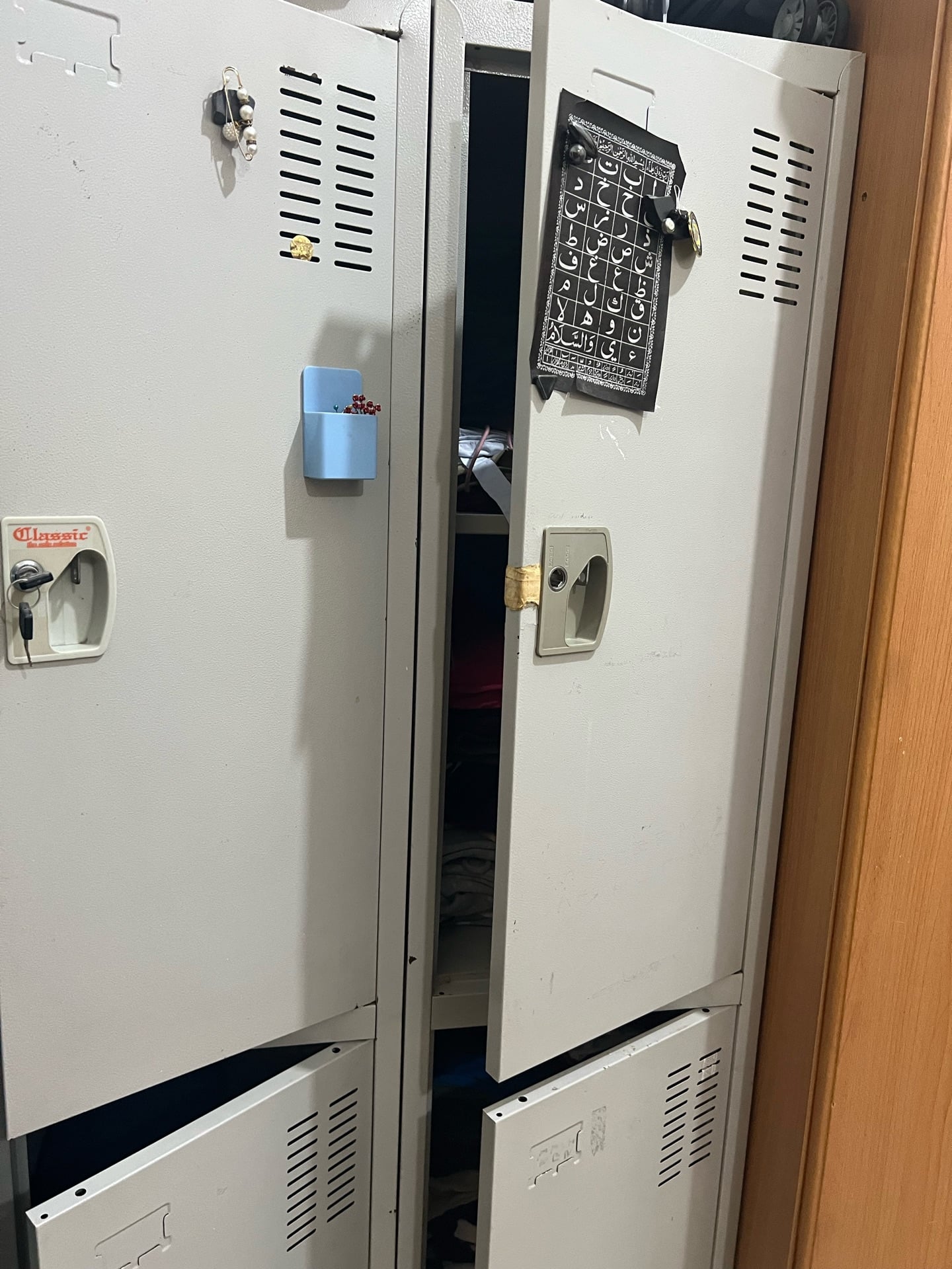 Cupboards with 4 shelves - Image 1