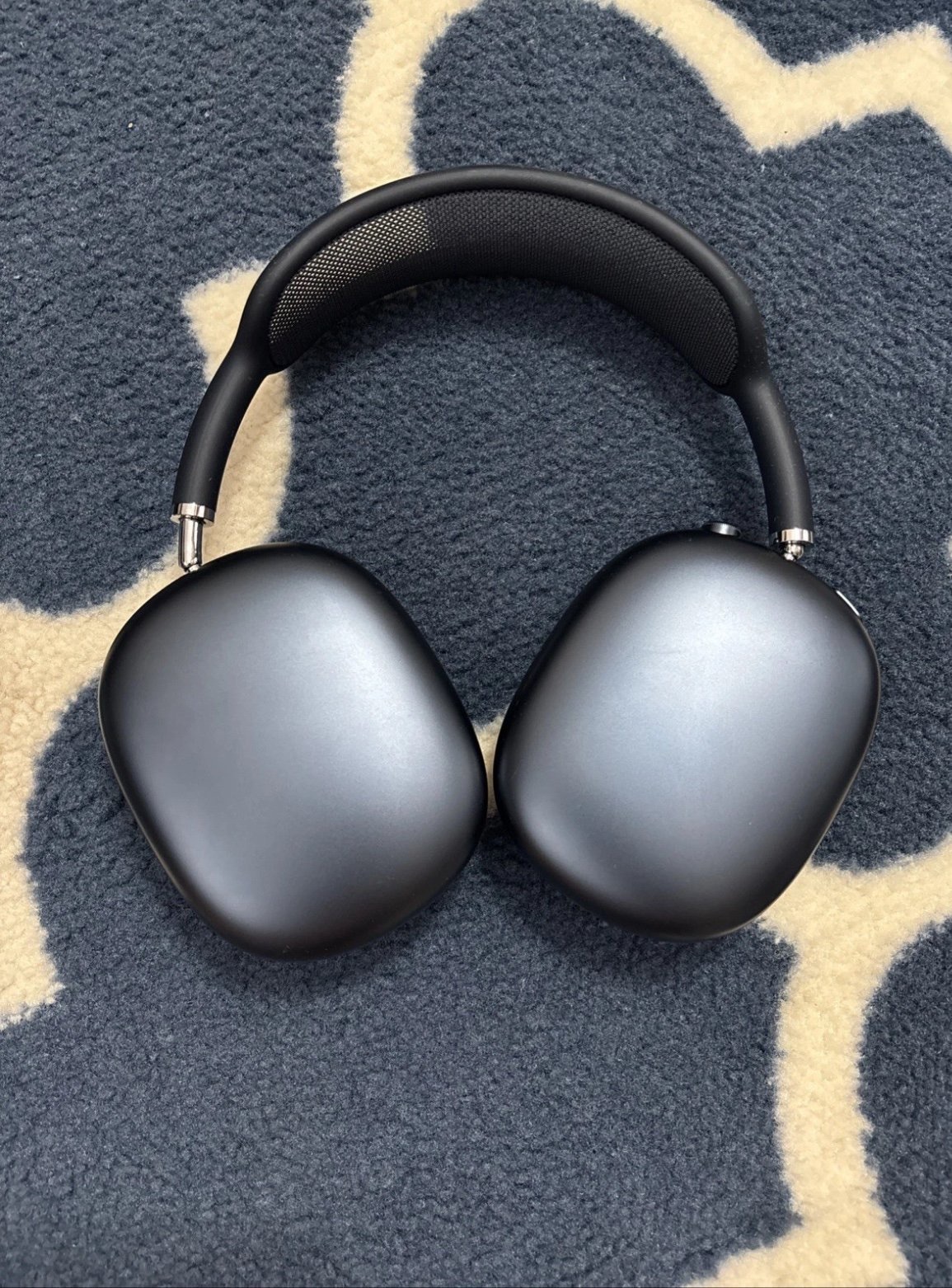AirPods Max 2 Midnight with USB C Like New - Image 4