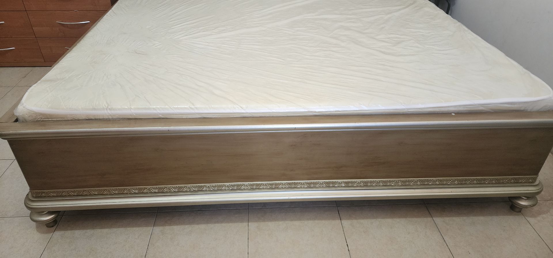 Big size wooden bed fram - Image 4