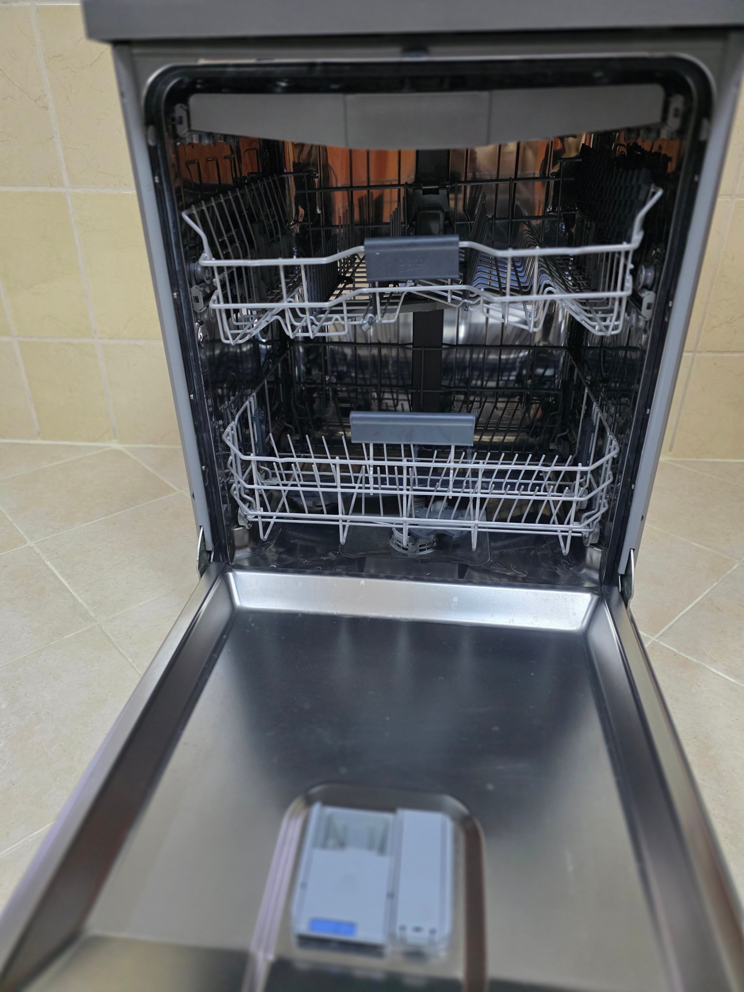 Beko Dish washer in excellent condition for sale - Image 2