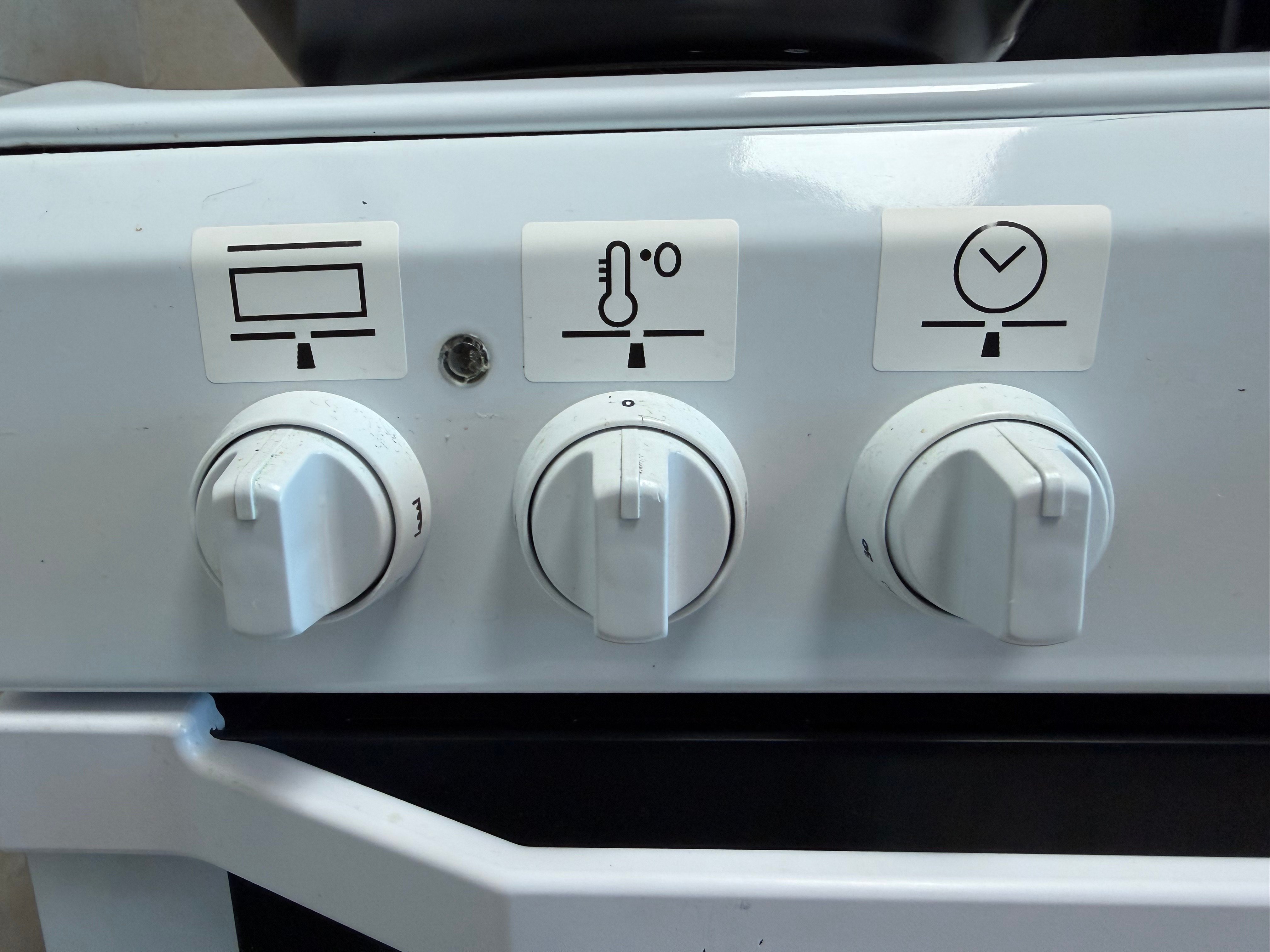 MOVING OUT SALE - INDESIT ELECTRIC STOVE OVEN - Image 4