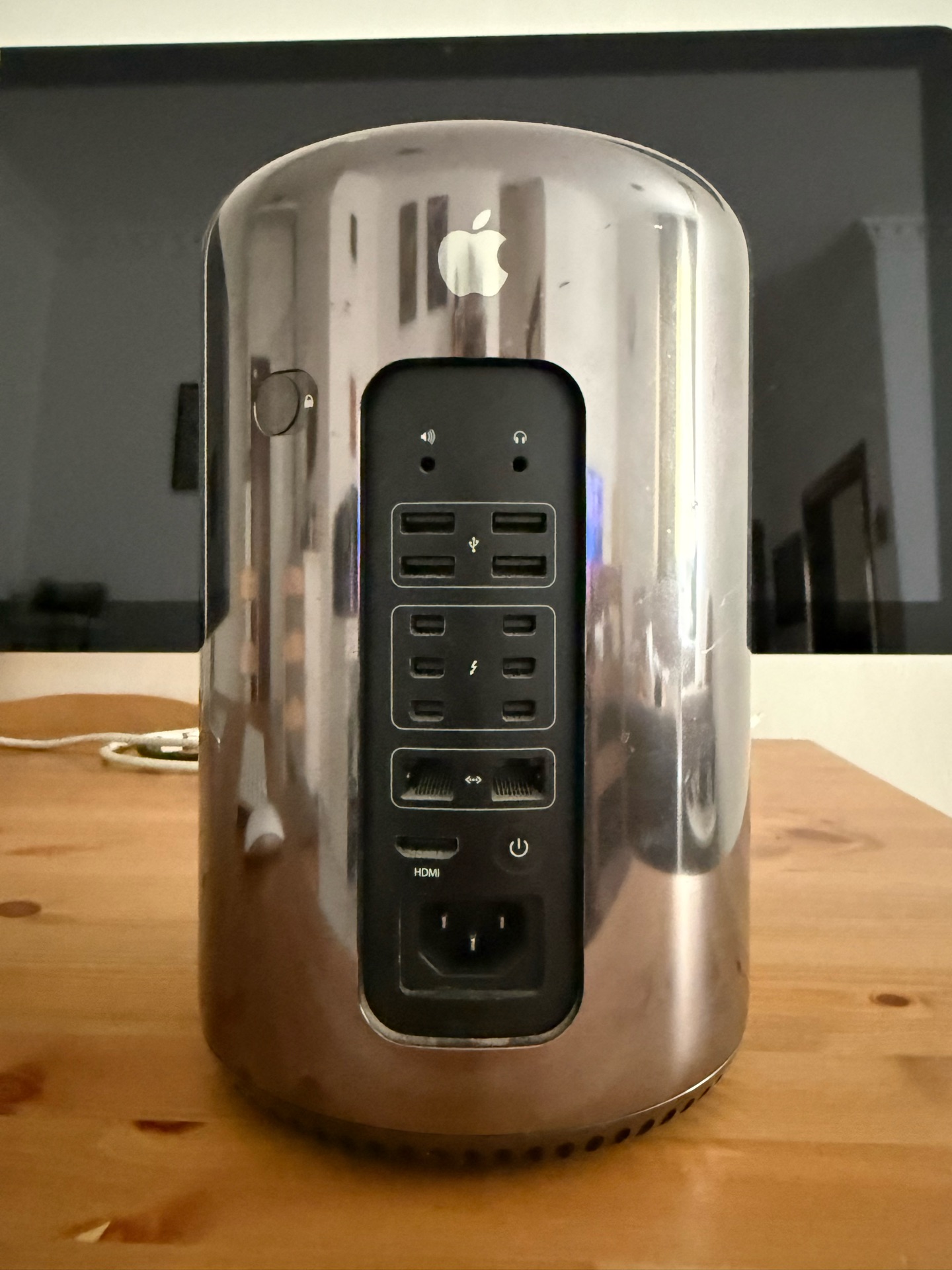 Mac Pro 2013 + Dual Monitor Setup for Sale  - Image 4