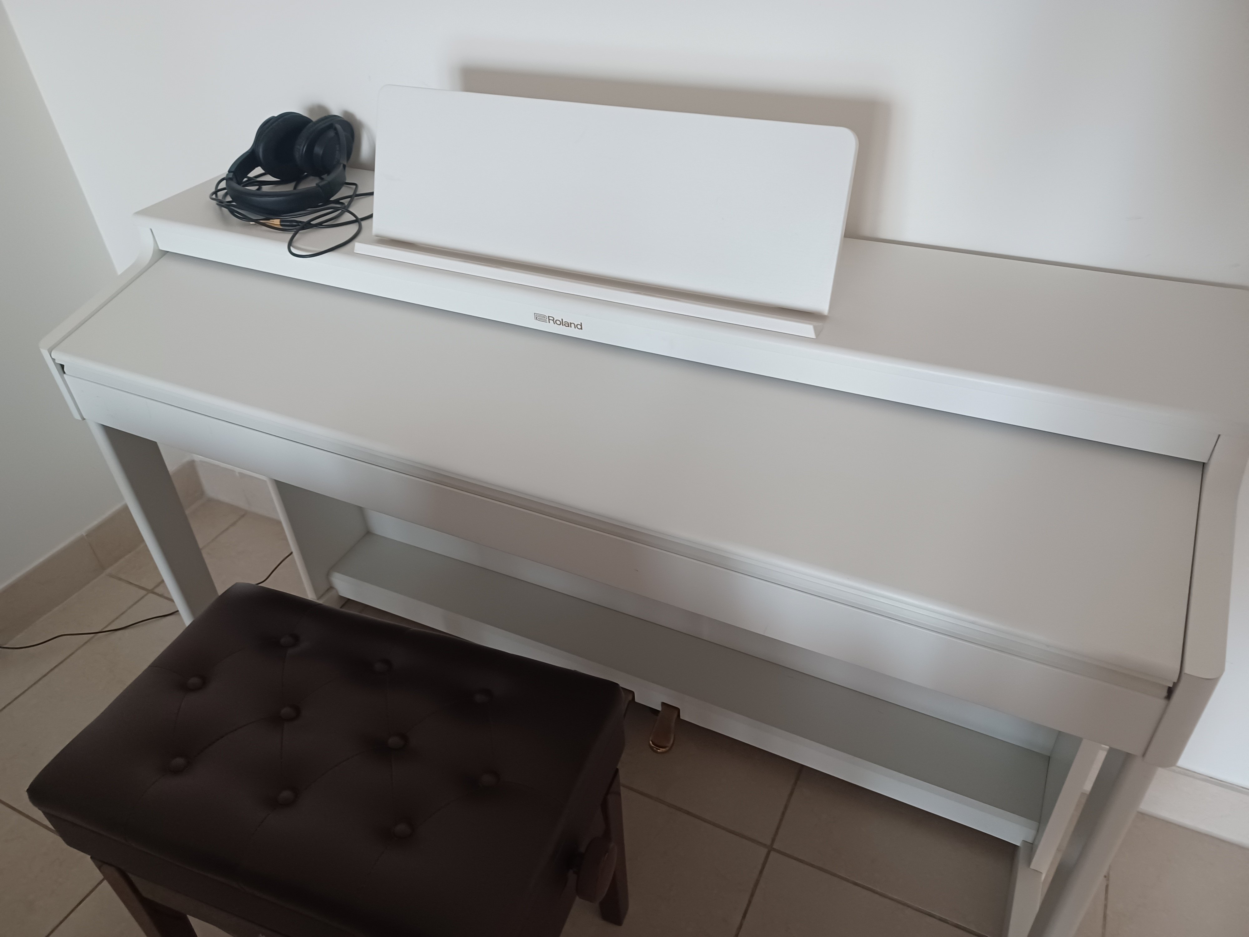 Roland RP701 88-Key Classic Digital Piano White with Stand - Image 4