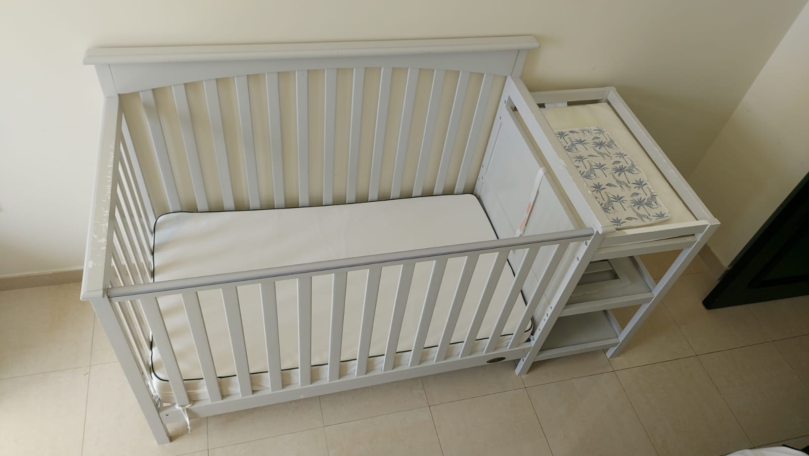 Wooden Crib with Changer - Image 4
