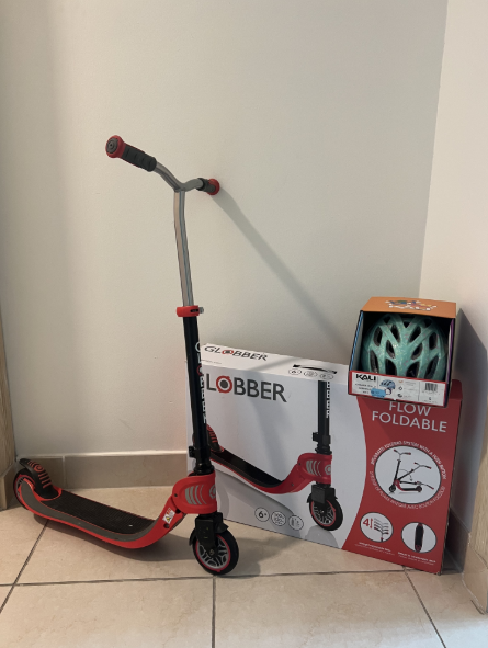 Scooter 6+ Globber brand with helmet s size - Image 1