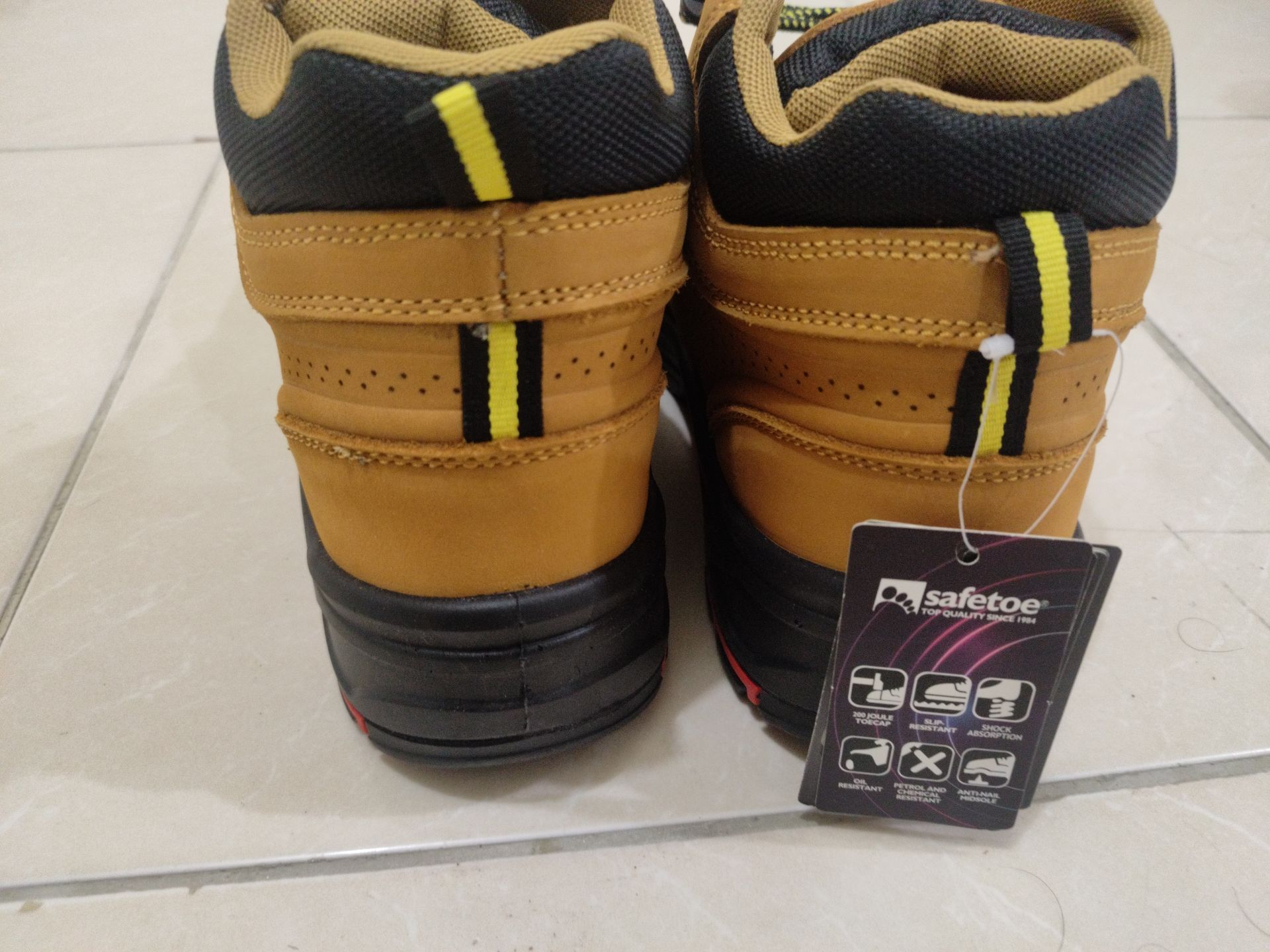 Safety shoes (safetoe brand similar of dewalt) - Image 2
