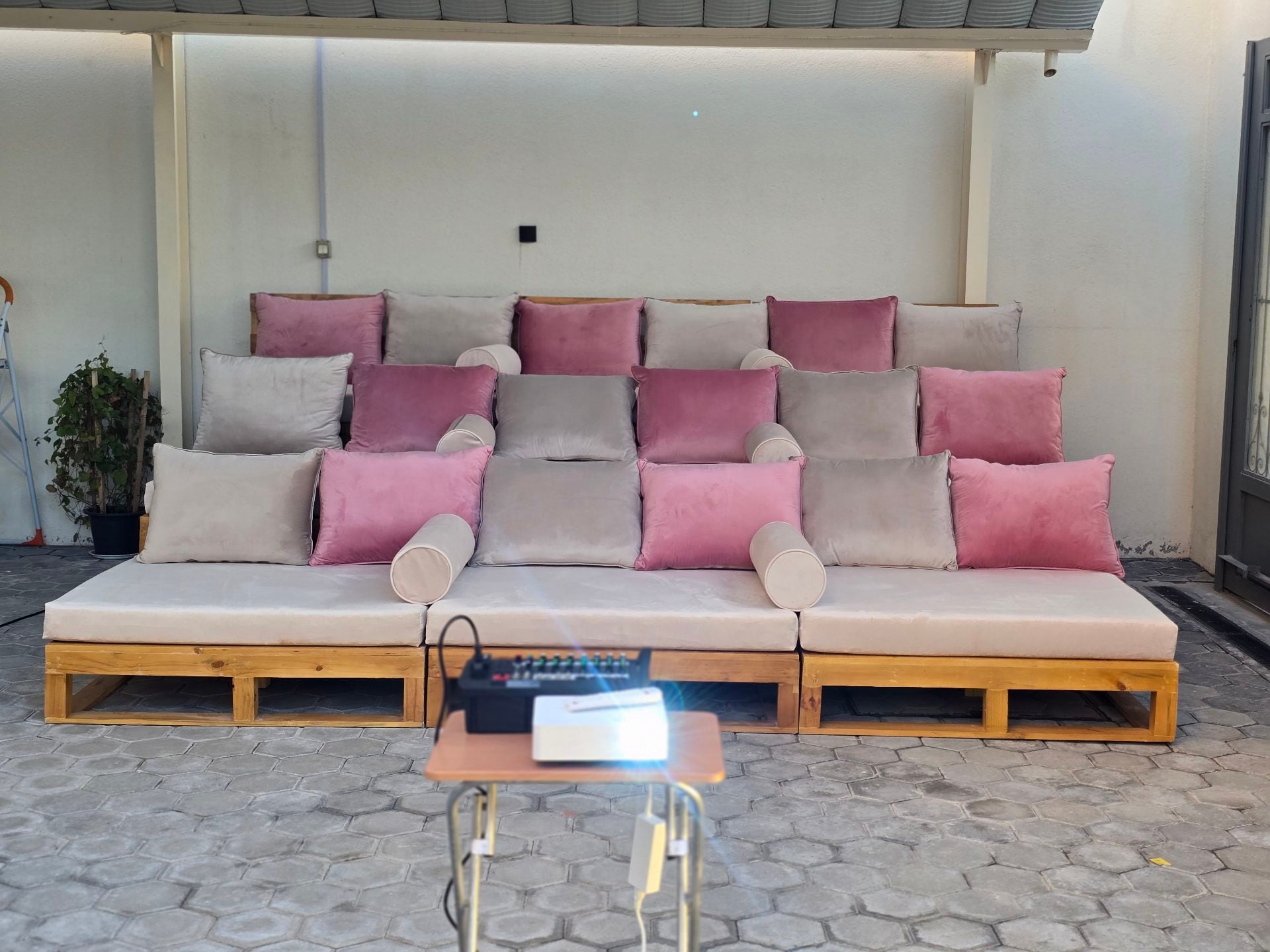 جلسة سينما منزلية جديدة 18 شخص / Brand New Home Cinema Seating
 - Image 3