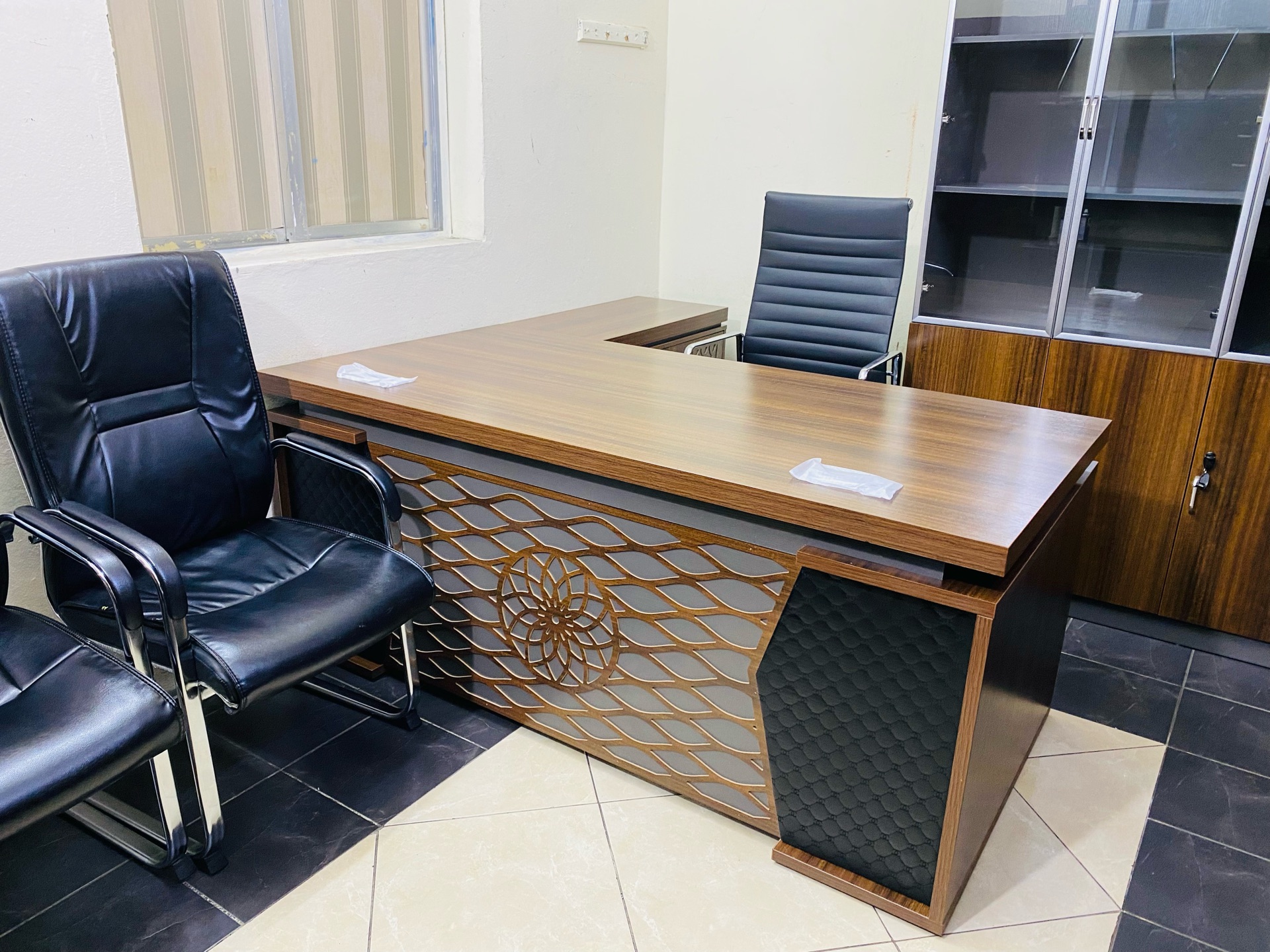 Used office furniture  - Image 2