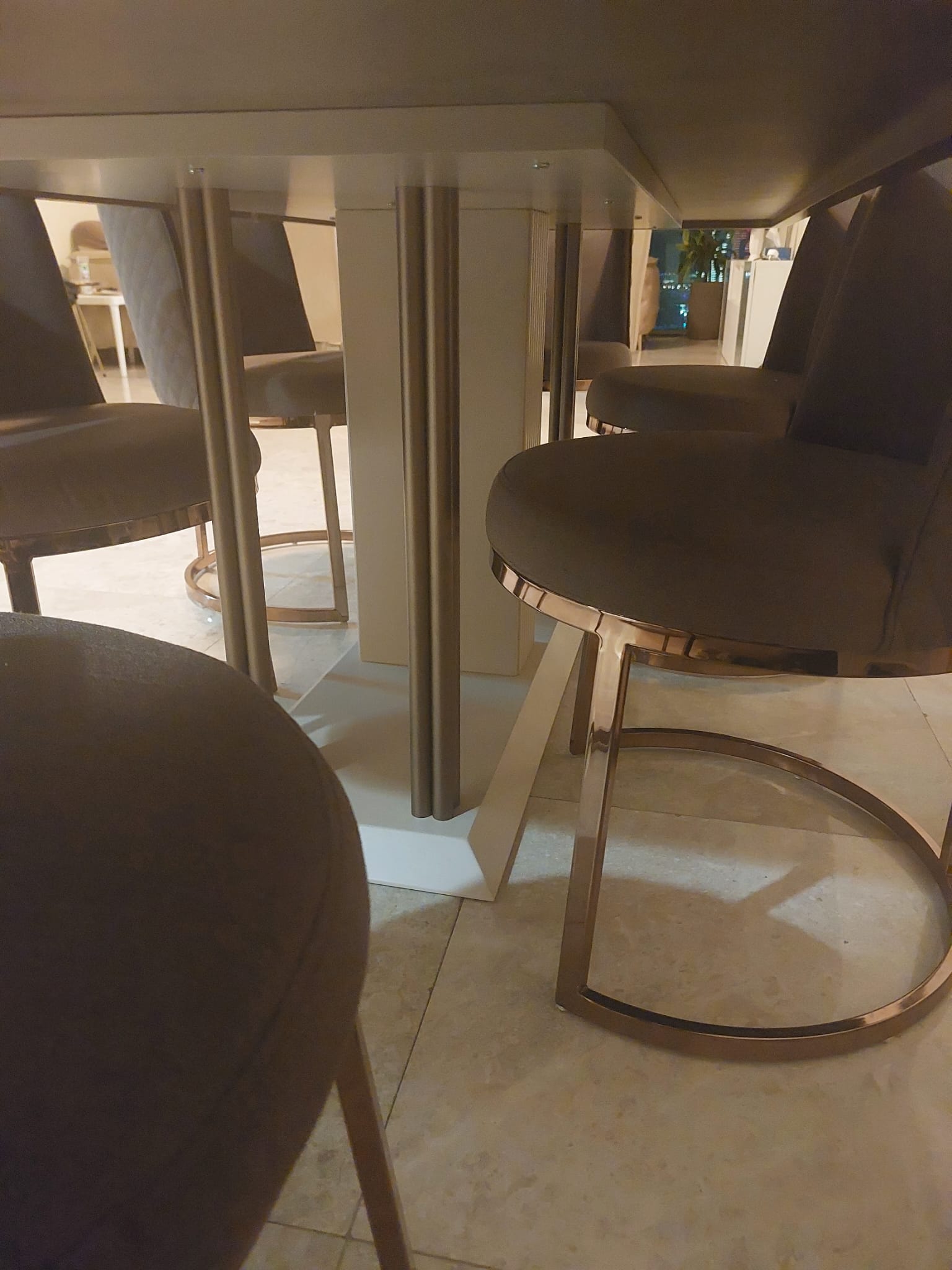 Large Premium Dining Table with 6 Matched Chairs – Excellent Condition - Image 5