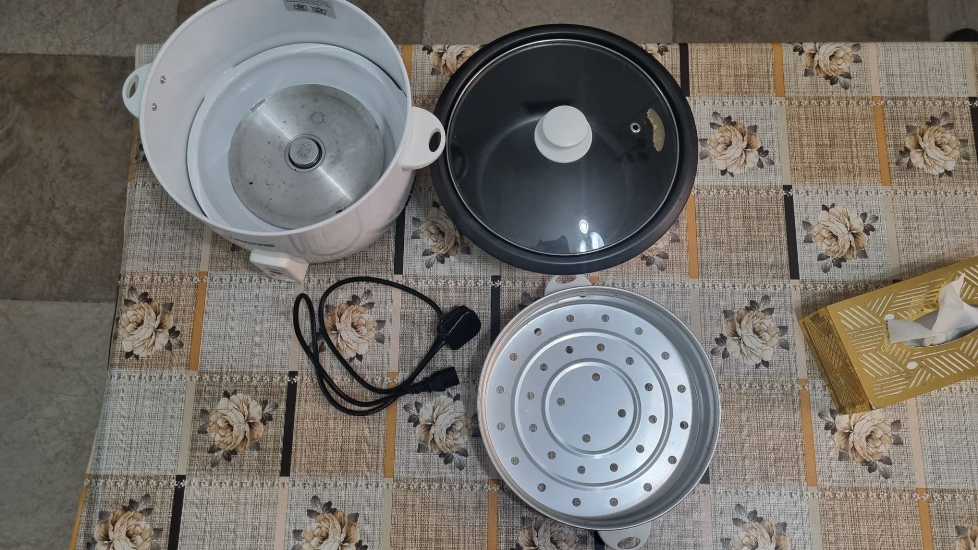 Geepas 2.8 liter rice cooker in good condition - Image 5