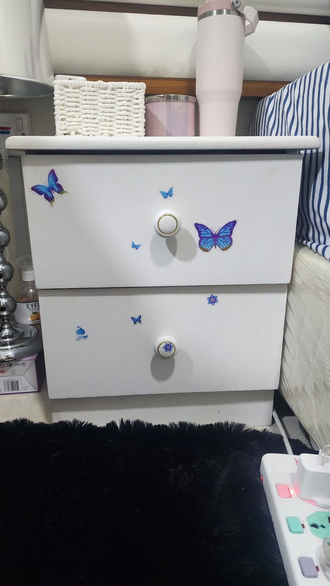 Bedroom table and kitchen wardrobe - Image 1