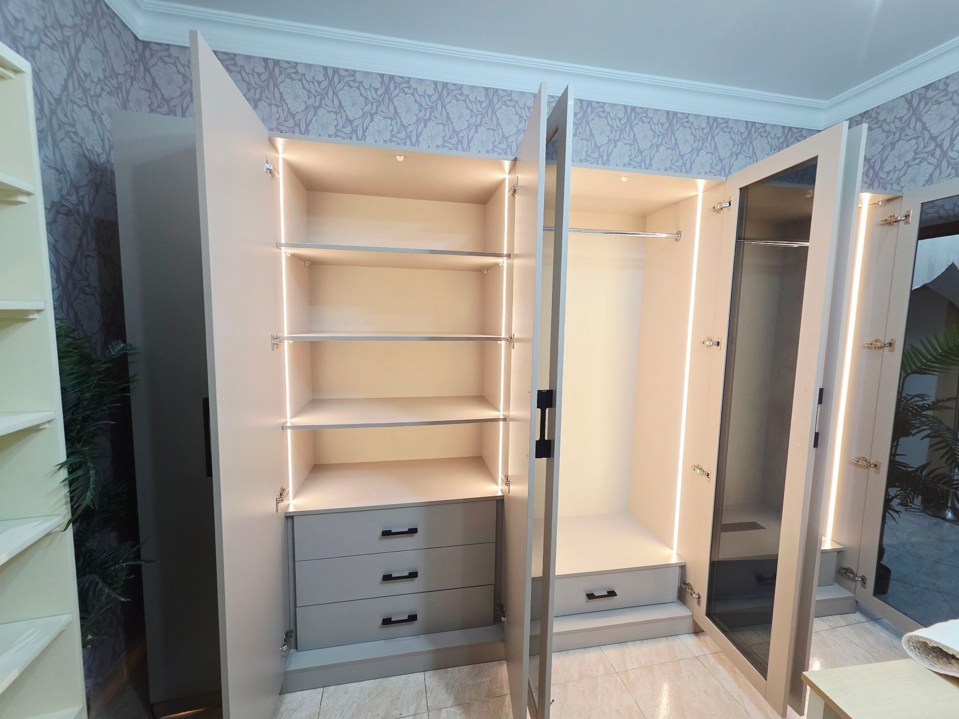 7 Door cabinet like new  - Image 10