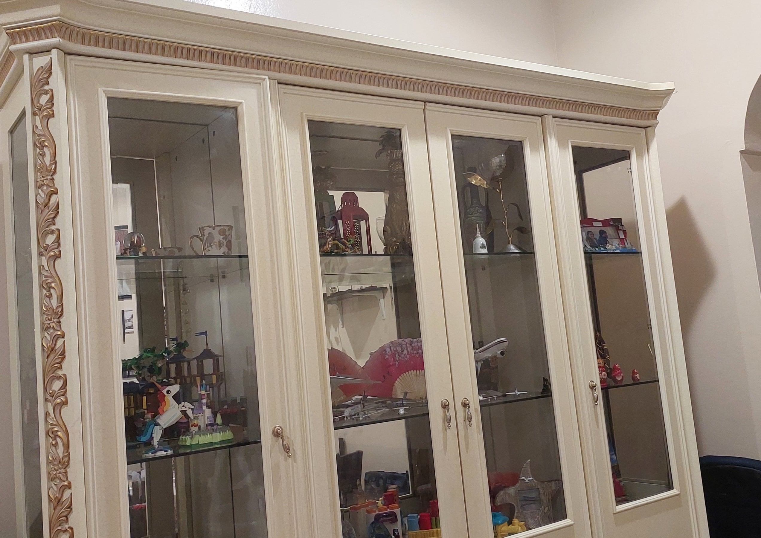 4 door crockery cupboard - Image 1