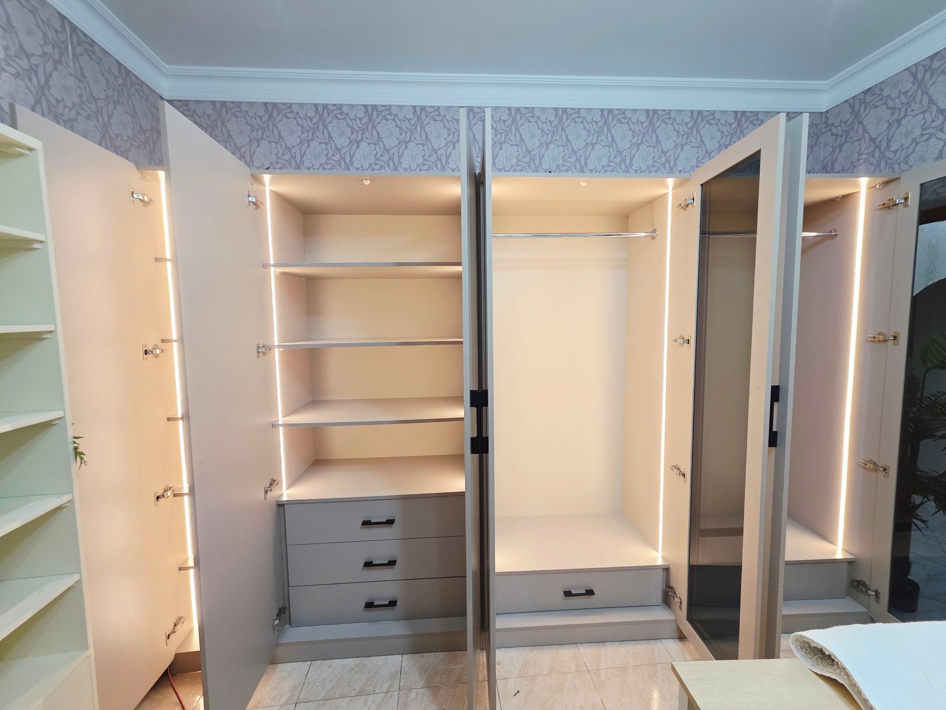 7 Door cabinet like new  - Image 9