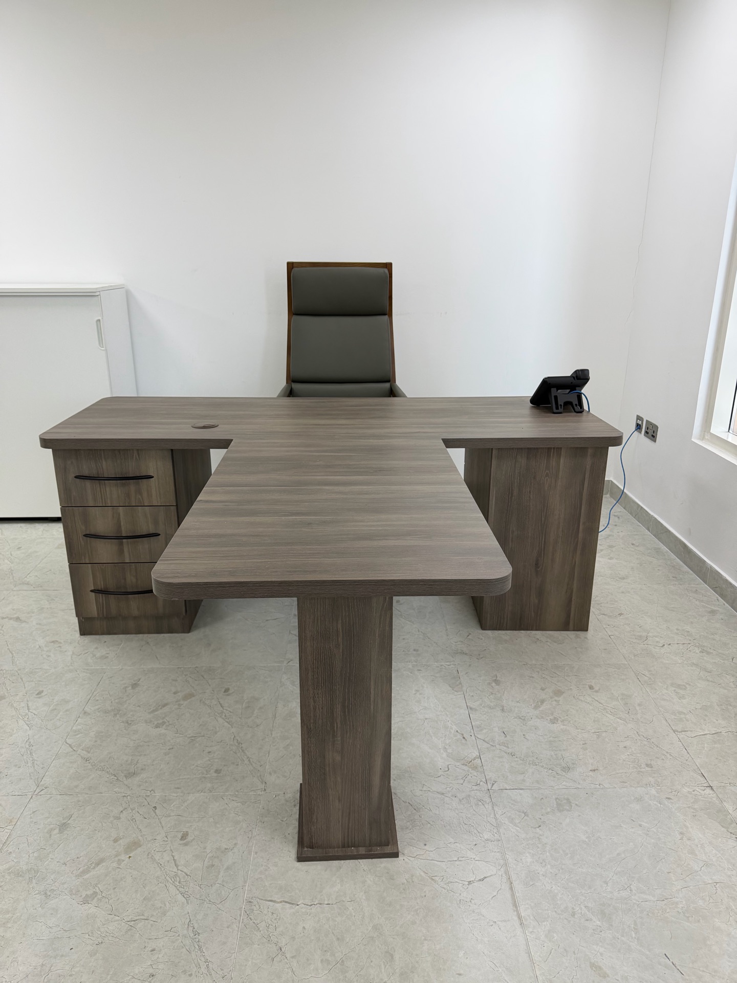 Leaving sale luxury desk and chair  - Image 4