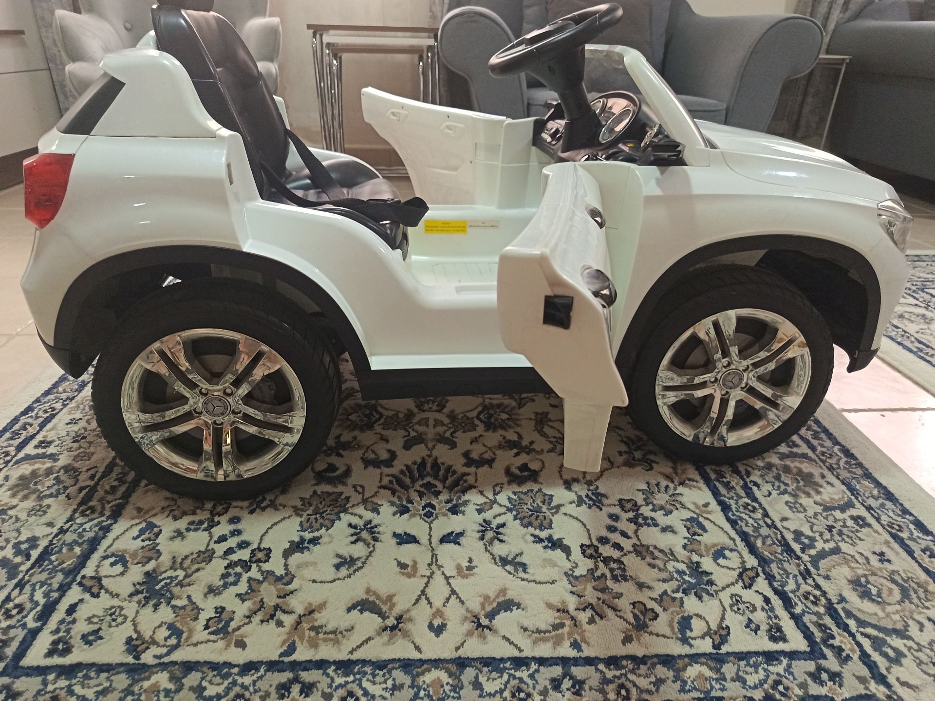 White Mercedes Benz GLA-Class  - Image 3