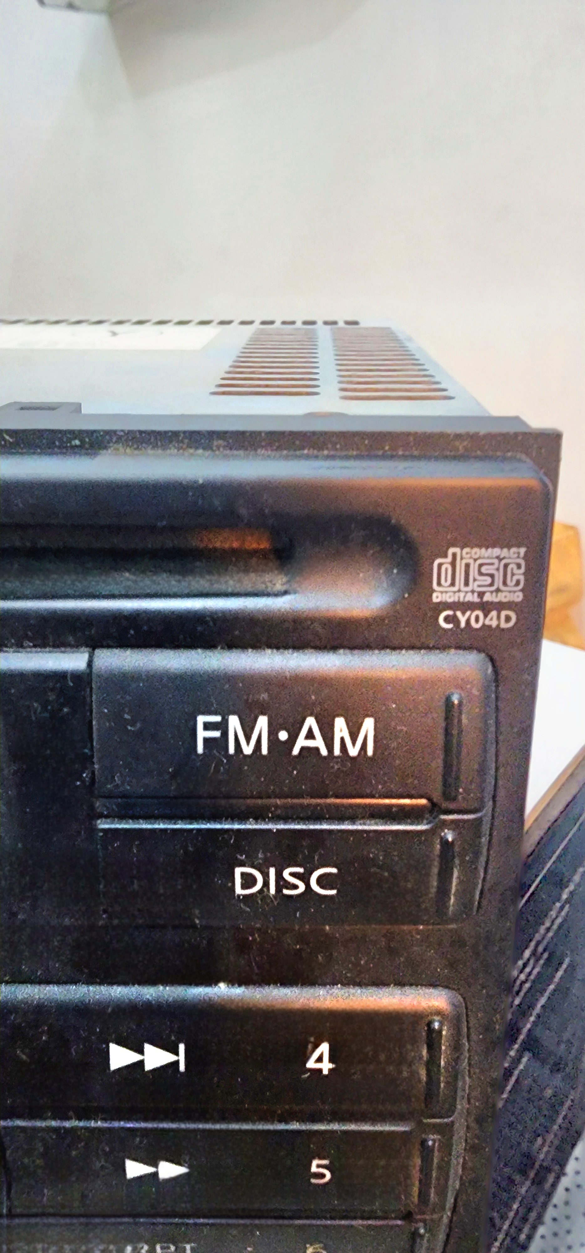 Nissan Tiida Original CD player for sale - Image 2
