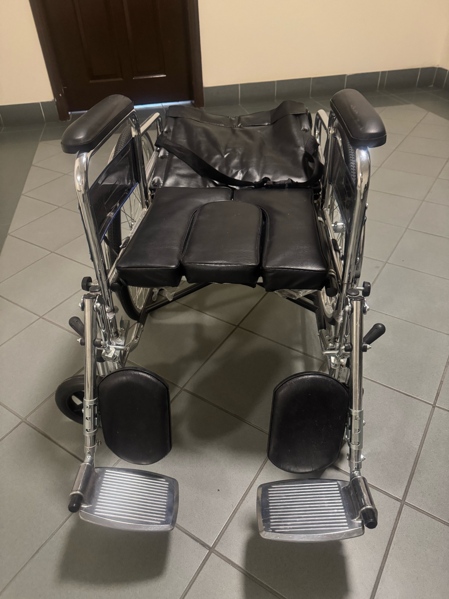 Medical wheelchair  - Image 10