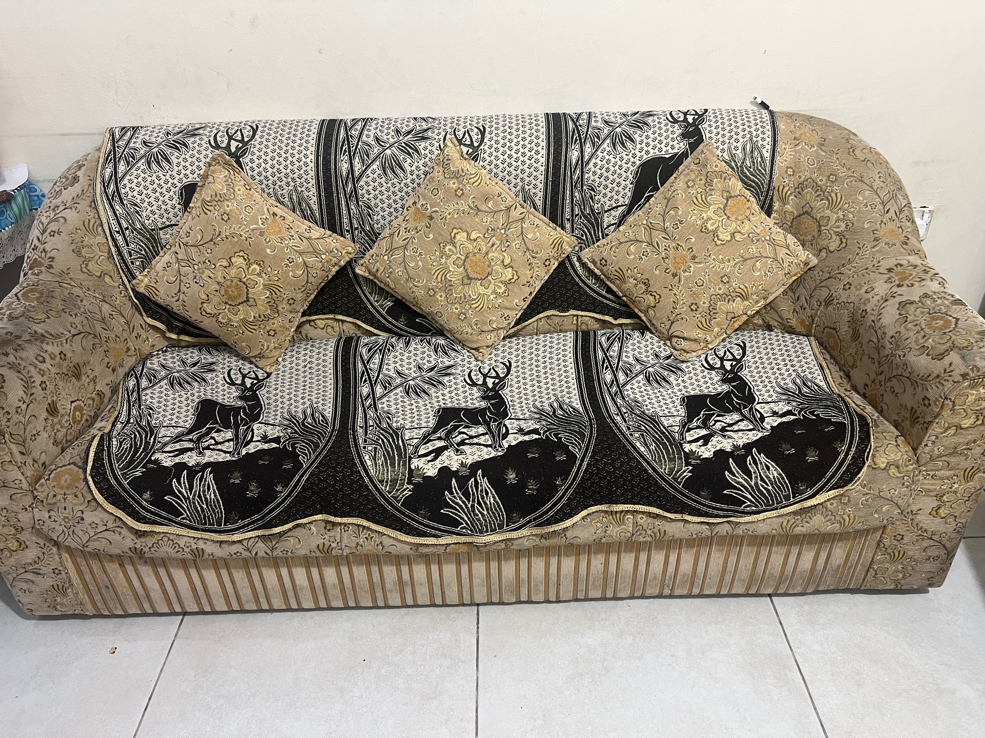7 seater sofa with covers and pillows .. - Image 4