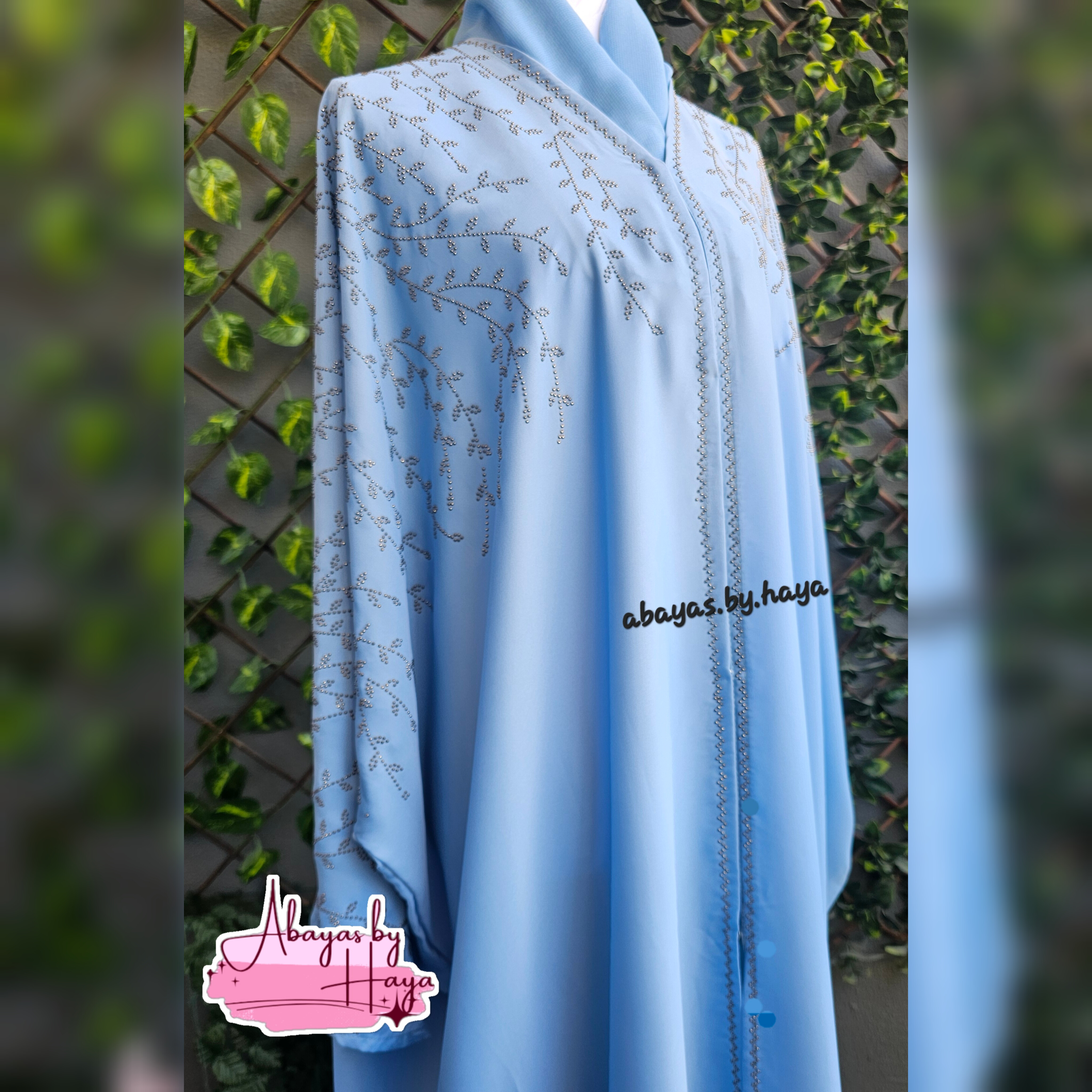 Elegant Abayas in Qatar.(Prices vary depending on the article) - Image 3
