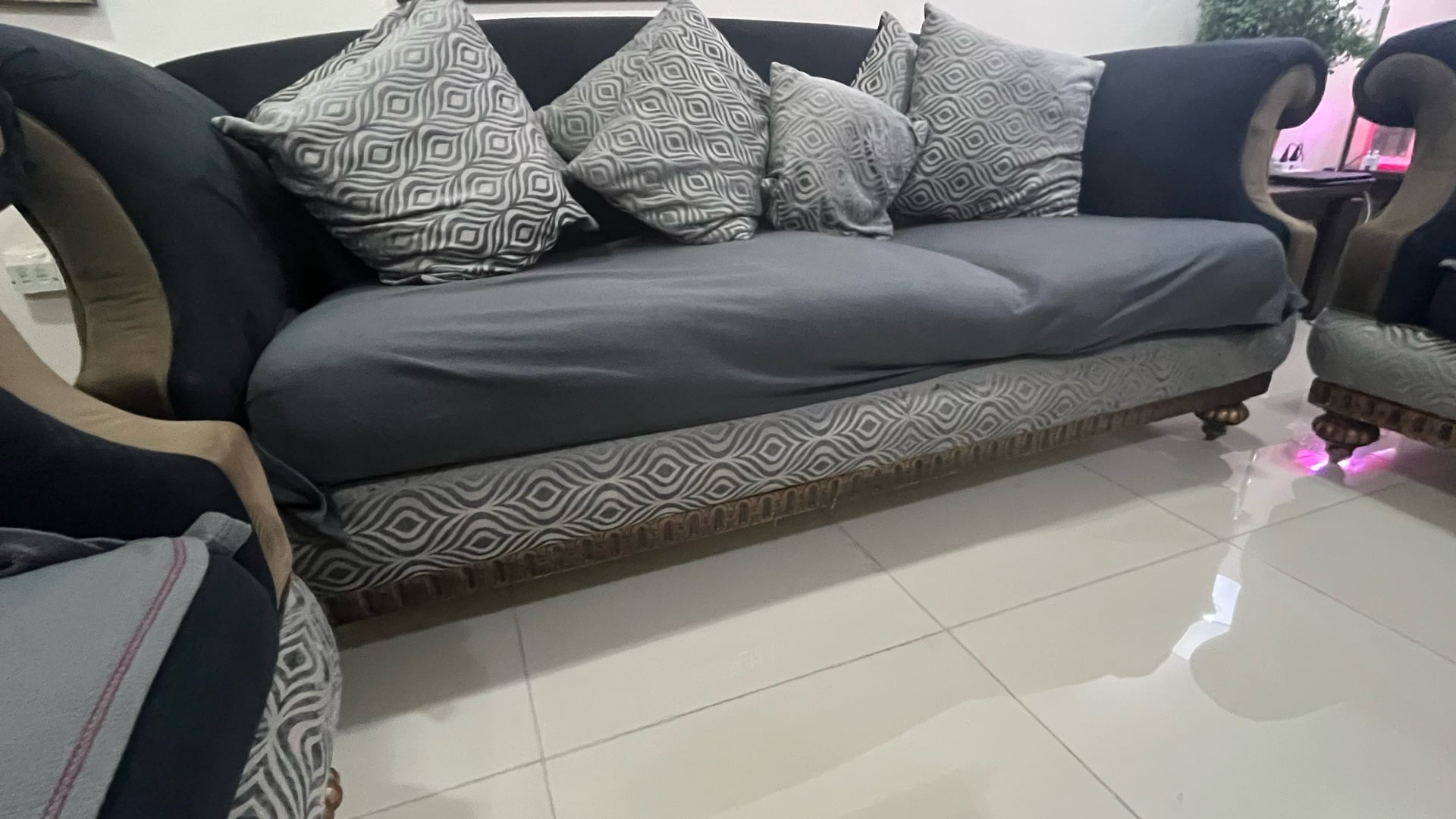 Sofas and Tables - Image 3