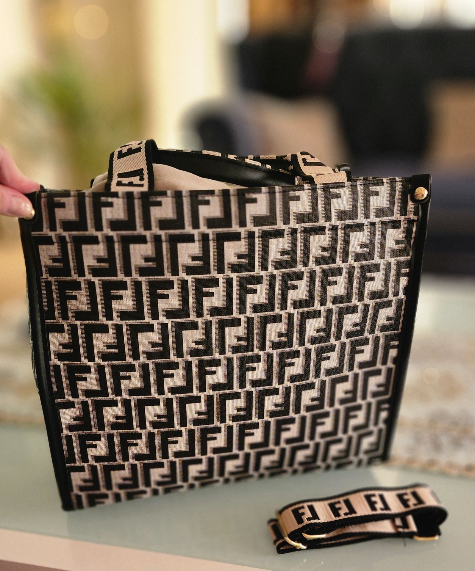 Large tote - Image 9