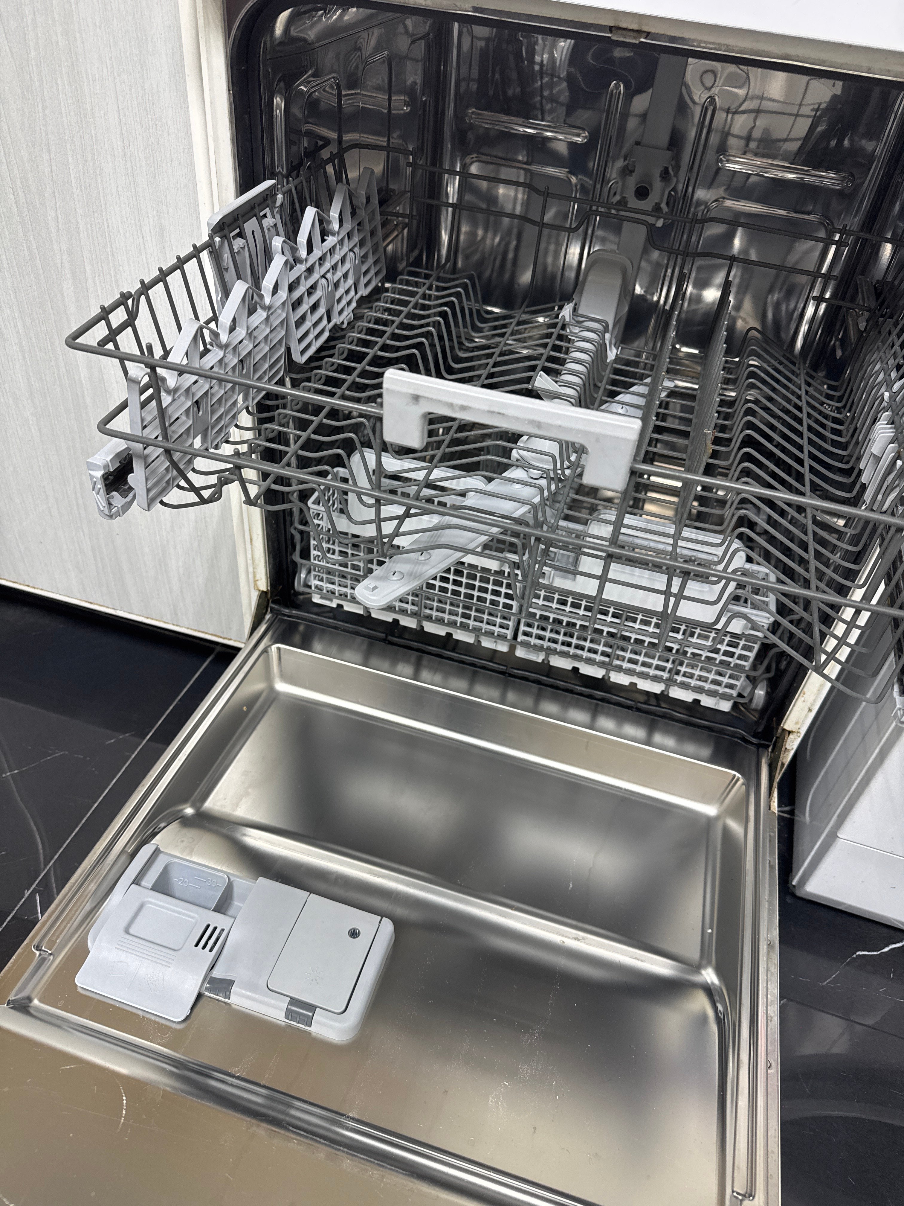 Dishwasher - Image 2