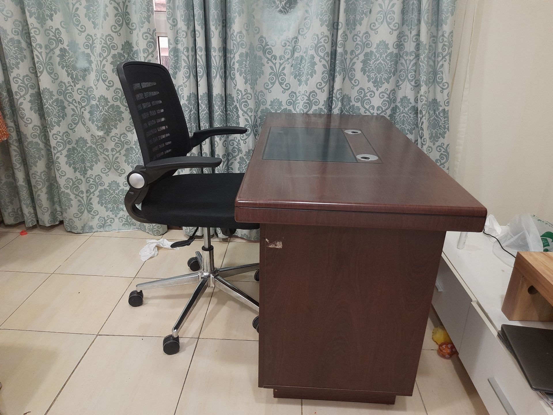 Urgent Sale leaving qatar  Computer table and rolling chair - Image 1