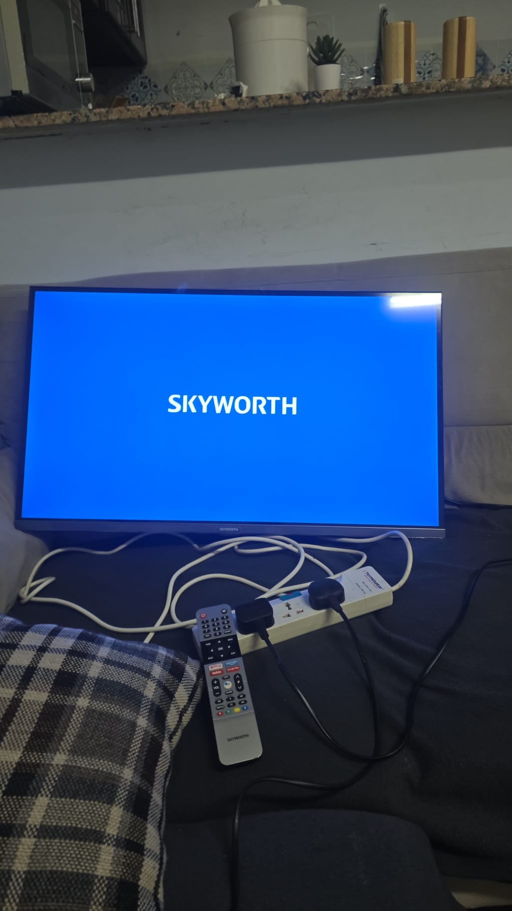 تلفزيون Skyworth أندرويد 32 بوصة بسعر 250 - Image 4