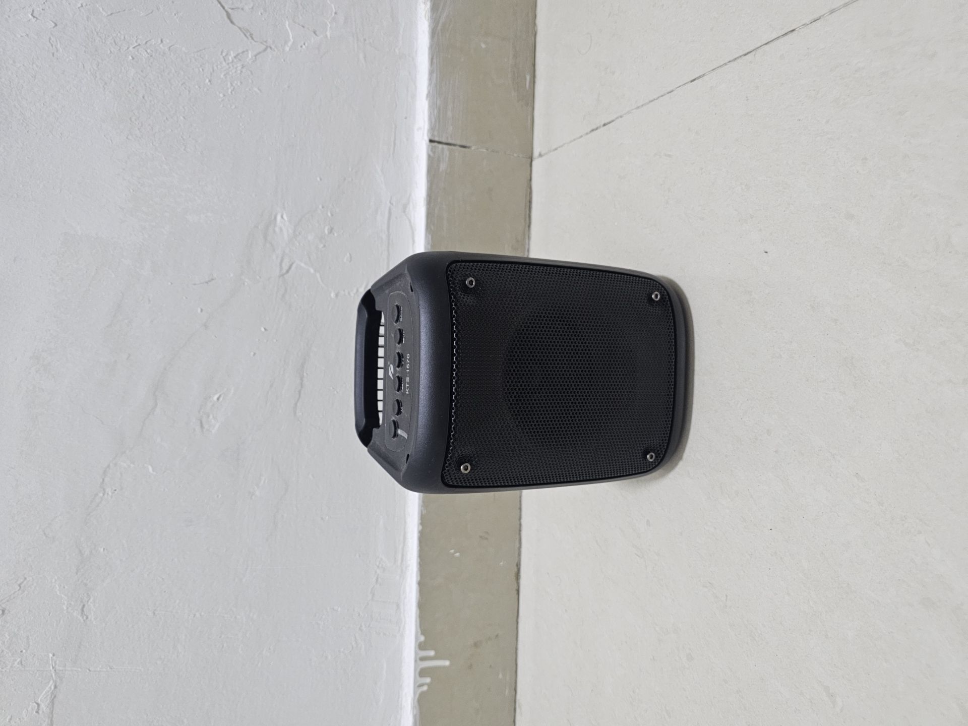 Bluetooth speaker - Image 1