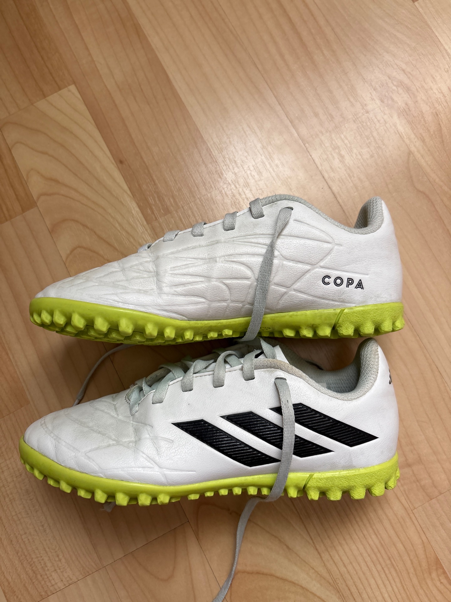 Kids football shoes 33 euro - Image 1