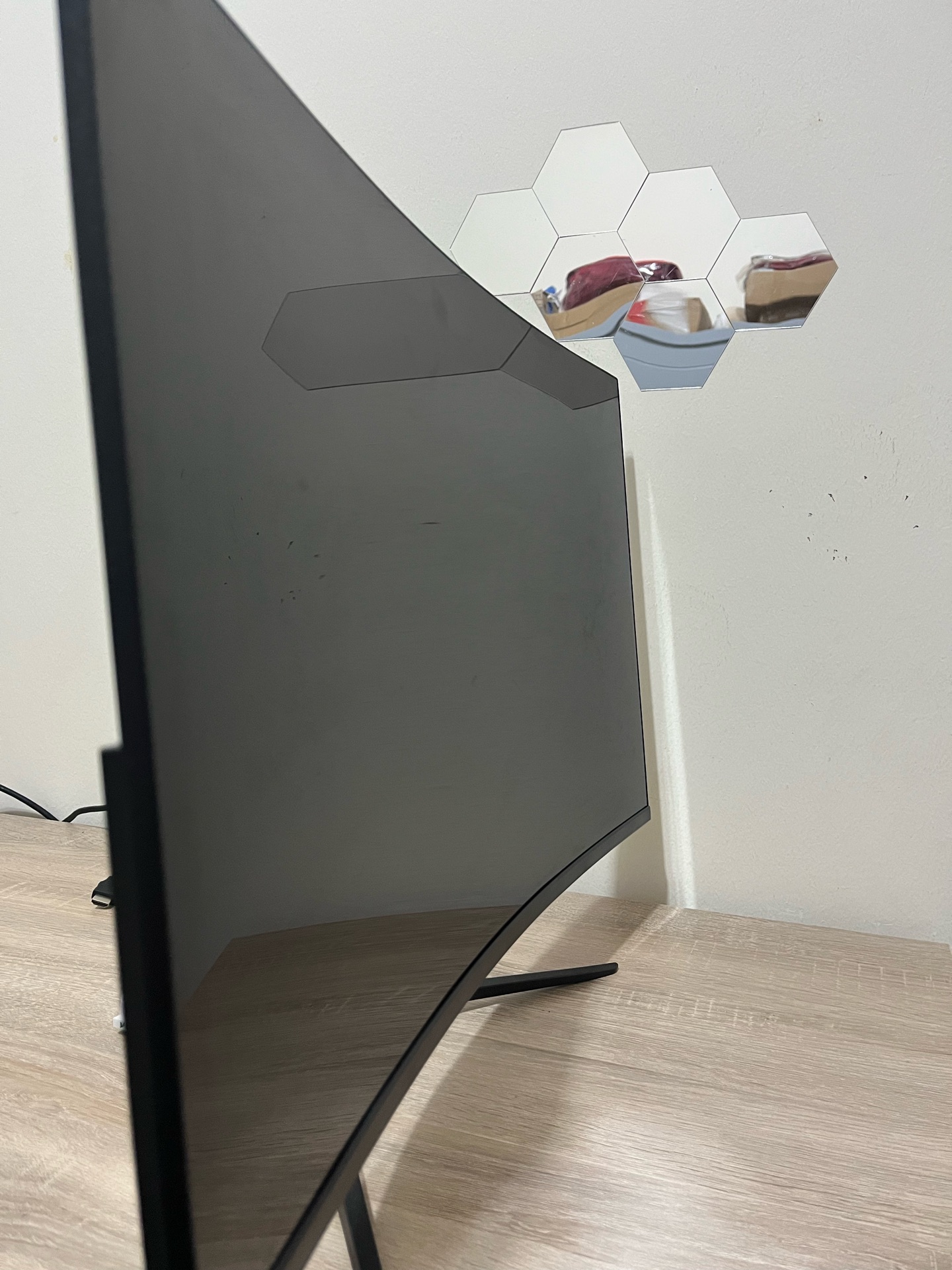 SOOAN 27” Curved 120Hz Monitor & White Monitor Light Bar included. - Image 7