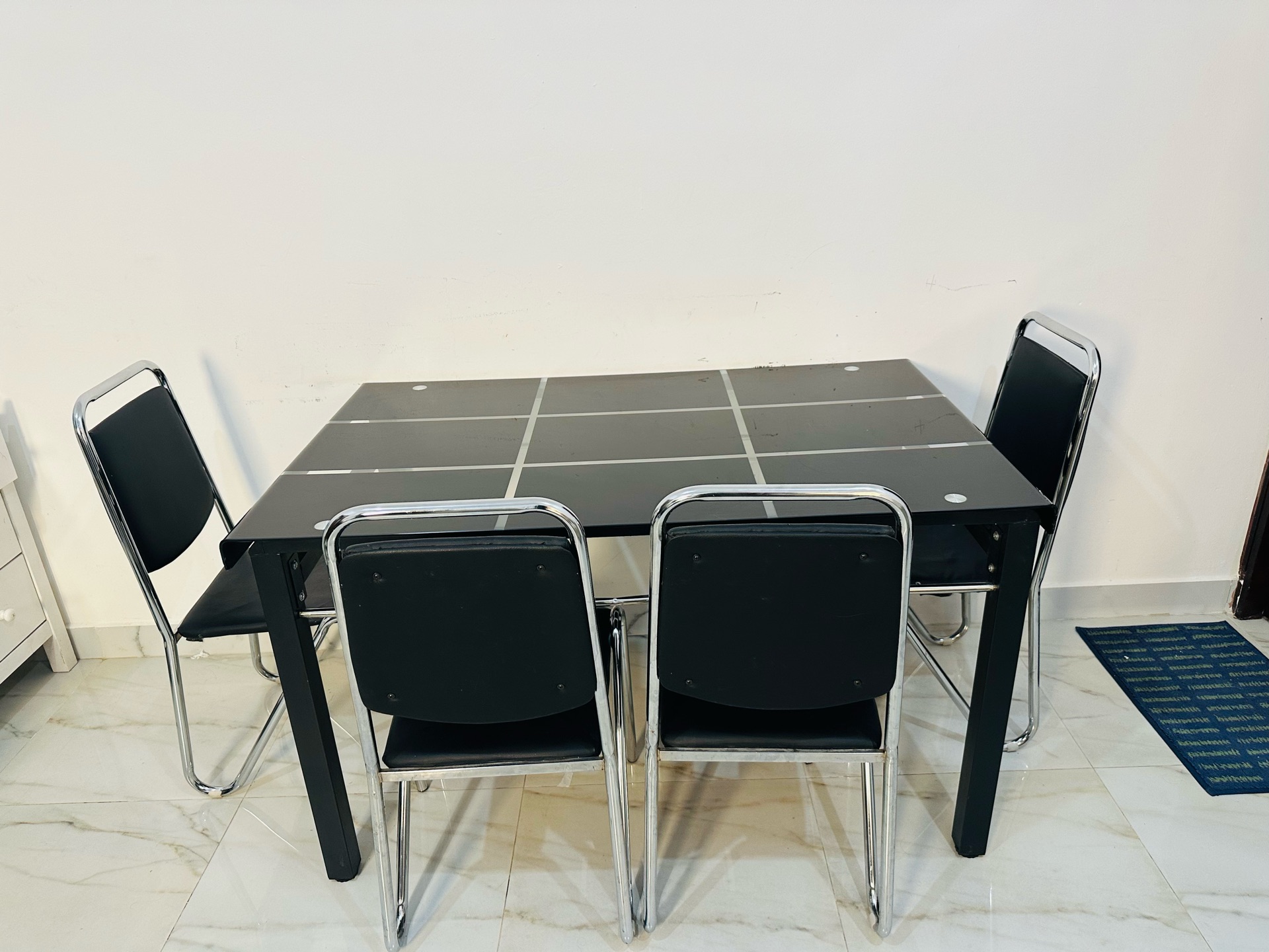 Table with chairs - Image 3