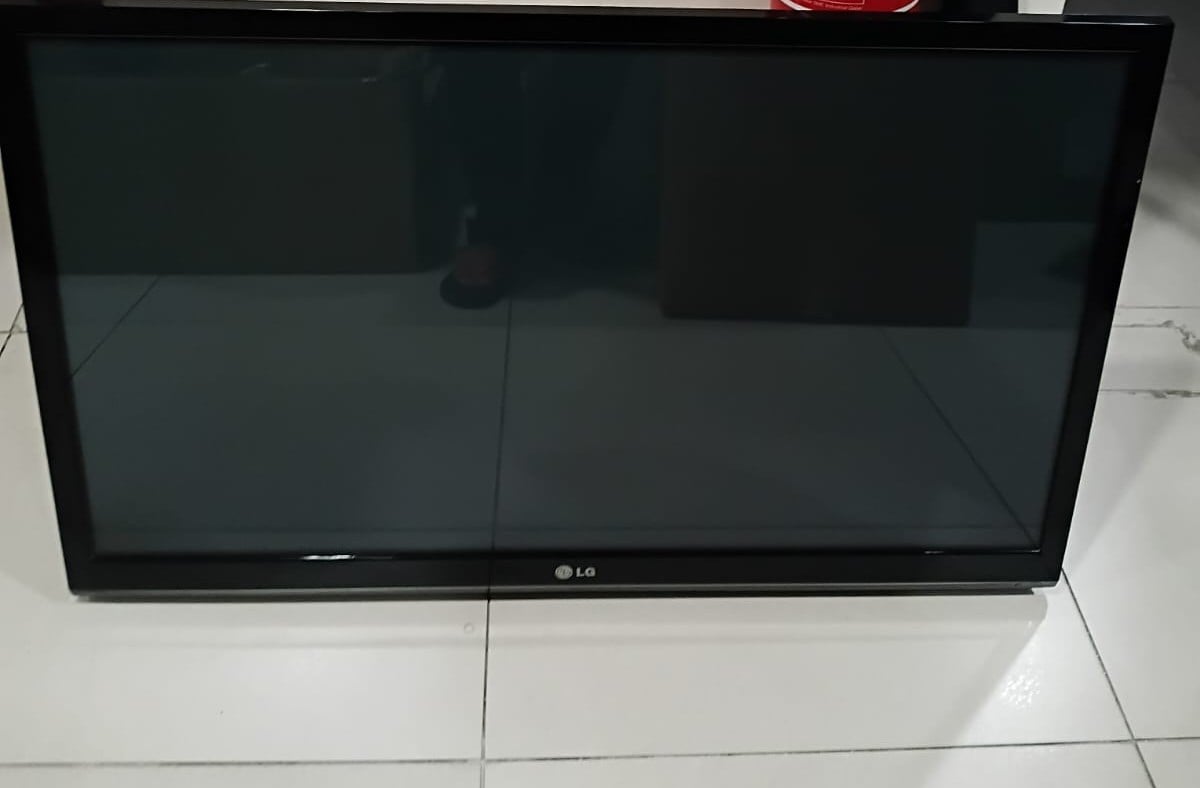LG 42" HD Ready Plasma TV - Image 4
