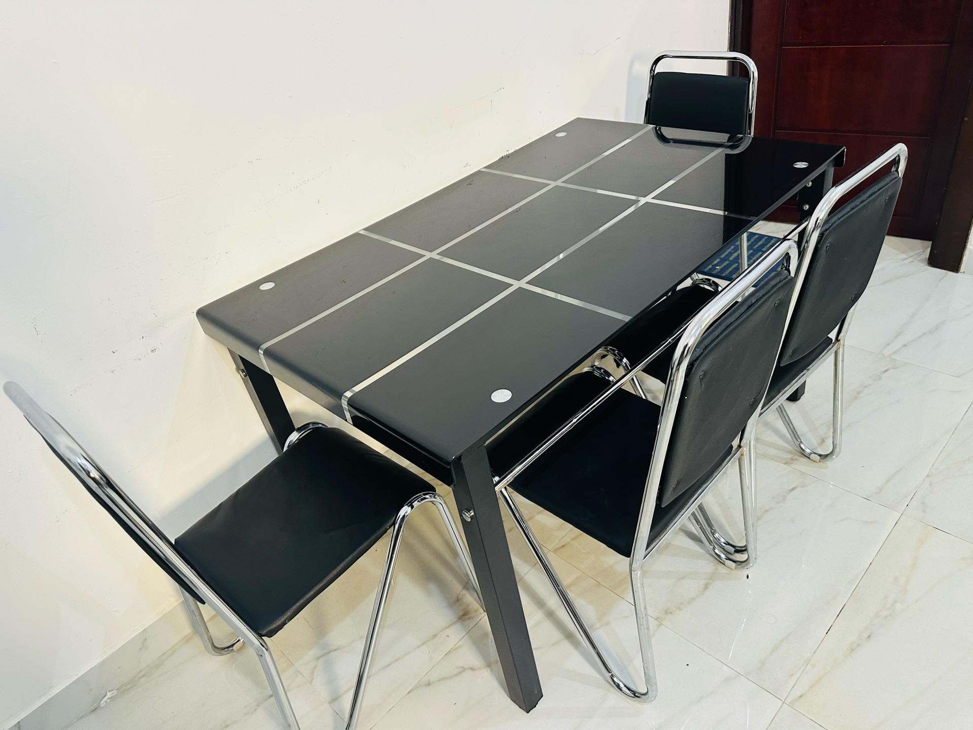 Table with chairs - Image 4